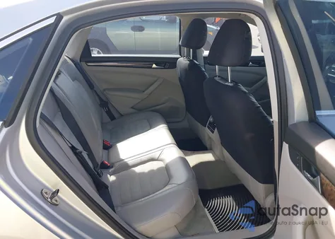 2015 Volkswagen Passat 3.6L V6 Sel Premium z USA, uszkodzony, nr VIN 1VWCM7A34FC012871